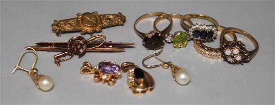 Three 9ct gold rings, two 18ct rings, two pendants, a 9ct gold bar brooch, a 15ct gold bar brooch and pair of 9ct gold earrings.